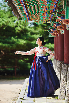 포토 JPG 주간 전신 전통 여자 명절 문화 예술 한옥 기와 한명 서기 사람 20대 성인 야외 앞모습 손들기 공연 한국인 세계문화유산 문화재 가을 춤 전통의상 한복 전통무용 한국무용 남한산성 수어장대 성인여자한명만 국내포토 자연요소 1 한국전통 계절 기념일 뷰포인트 고건축 모션 문화예술 동양인 이벤트 청년 궁전 경기도 여자한명만 성인여자만 파일형식