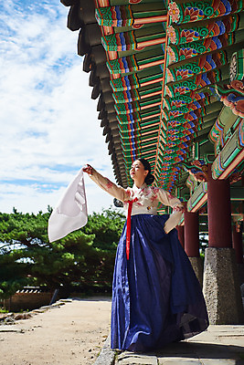 포토 JPG 주간 전신 구름 전통 여자 명절 문화 예술 하늘 한옥 기와 한명 서기 들기 사람 20대 성인 야외 앞모습 공연 한국인 세계문화유산 문화재 가을 춤 전통의상 한복 전통무용 한국무용 남한산성 수어장대 성인여자한명만 국내포토 자연요소 1 한국전통 계절 기념일 뷰포인트 고건축 모션 문화예술 동양인 이벤트 청년 궁전 경기도 여자한명만 성인여자만 파일형식