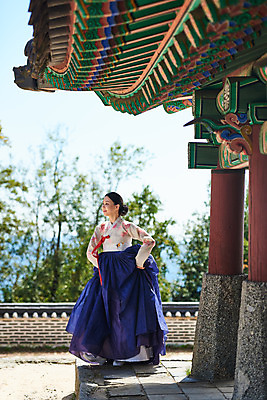 포토 JPG 주간 전신 전통 여자 명절 문화 예술 한옥 기와 한명 서기 사람 20대 성인 야외 앞모습 공연 한국인 세계문화유산 문화재 가을 춤 잡기 전통의상 한복 전통무용 한국무용 남한산성 수어장대 성인여자한명만 국내포토 자연요소 1 한국전통 계절 기념일 뷰포인트 고건축 모션 문화예술 동양인 이벤트 청년 궁전 경기도 여자한명만 성인여자만 파일형식