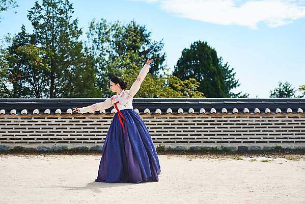 포토 JPG 주간 전신 구름 전통 여자 명절 문화 예술 하늘 팔벌리기 한옥 기와 한명 서기 사람 20대 성인 야외 앞모습 공연 한국인 세계문화유산 문화재 가을 춤 전통의상 한복 전통무용 한국무용 남한산성 수어장대 성인여자한명만 국내포토 자연요소 1 한국전통 계절 기념일 뷰포인트 고건축 모션 문화예술 동양인 이벤트 청년 궁전 경기도 여자한명만 성인여자만 파일형식