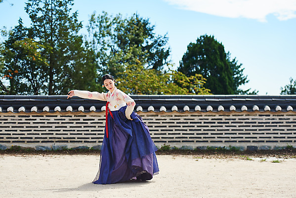 포토 JPG 주간 전신 구름 전통 여자 명절 문화 예술 하늘 한옥 기와 한명 서기 사람 20대 성인 야외 옆모습 손들기 공연 한국인 세계문화유산 문화재 가을 춤 전통의상 한복 전통무용 한국무용 남한산성 수어장대 성인여자한명만 국내포토 자연요소 1 한국전통 계절 기념일 뷰포인트 고건축 모션 문화예술 동양인 이벤트 청년 궁전 경기도 여자한명만 성인여자만 파일형식