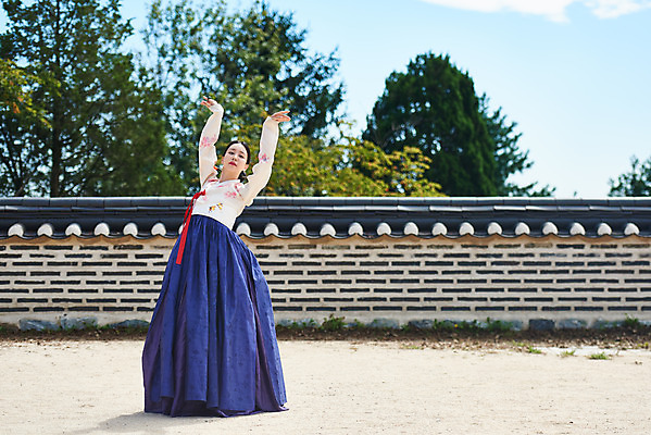포토 JPG 주간 전신 구름 전통 여자 명절 문화 예술 하늘 한옥 기와 한명 서기 사람 20대 성인 야외 앞모습 손들기 공연 한국인 세계문화유산 문화재 가을 춤 전통의상 한복 전통무용 한국무용 남한산성 수어장대 성인여자한명만 국내포토 자연요소 1 한국전통 계절 기념일 뷰포인트 고건축 모션 문화예술 동양인 이벤트 청년 궁전 경기도 여자한명만 성인여자만 파일형식