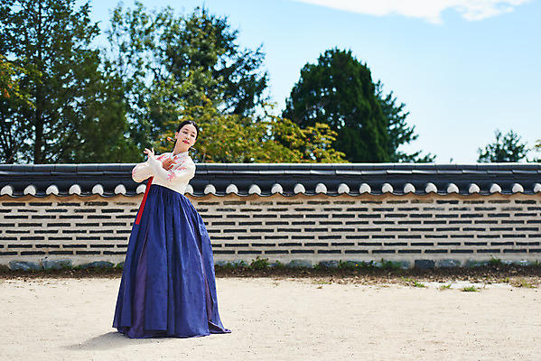 포토 JPG 주간 전신 구름 전통 여자 명절 문화 예술 하늘 한옥 기와 한명 서기 사람 20대 성인 야외 옆모습 공연 한국인 세계문화유산 문화재 가을 춤 전통의상 한복 전통무용 한국무용 남한산성 수어장대 성인여자한명만 국내포토 자연요소 1 한국전통 계절 기념일 뷰포인트 고건축 모션 문화예술 동양인 이벤트 청년 궁전 경기도 여자한명만 성인여자만 파일형식
