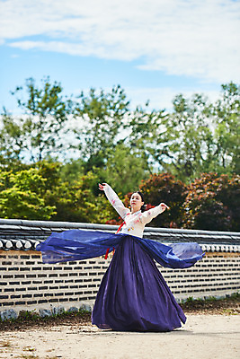 포토 JPG 주간 전신 구름 전통 여자 명절 문화 예술 하늘 팔벌리기 한옥 기와 한명 서기 사람 20대 성인 야외 옆모습 공연 한국인 세계문화유산 문화재 가을 춤 전통의상 한복 전통무용 한국무용 남한산성 수어장대 성인여자한명만 국내포토 자연요소 1 한국전통 계절 기념일 뷰포인트 고건축 모션 문화예술 동양인 이벤트 청년 궁전 경기도 여자한명만 성인여자만 파일형식