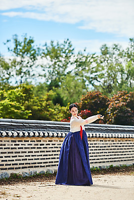 포토 JPG 주간 전신 구름 전통 여자 명절 문화 예술 하늘 한옥 기와 한명 서기 사람 20대 성인 야외 옆모습 손들기 공연 한국인 세계문화유산 문화재 가을 춤 전통의상 한복 전통무용 한국무용 남한산성 수어장대 성인여자한명만 국내포토 자연요소 1 한국전통 계절 기념일 뷰포인트 고건축 모션 문화예술 동양인 이벤트 청년 궁전 경기도 여자한명만 성인여자만 파일형식