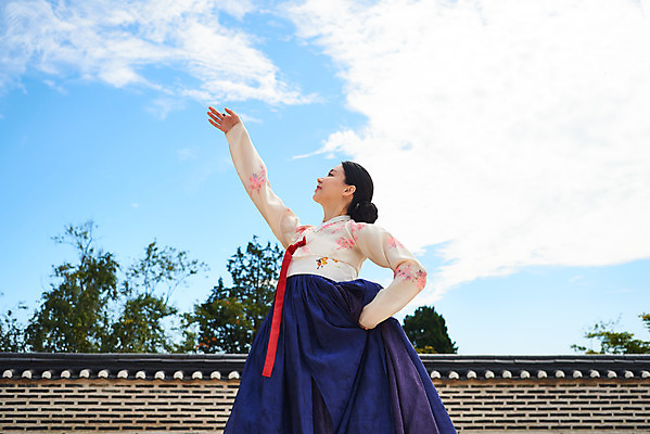 포토 JPG 주간 구름 전통 여자 명절 문화 예술 하늘 한옥 기와 한명 서기 사람 상반신 20대 성인 야외 앞모습 손들기 공연 한국인 세계문화유산 문화재 가을 춤 전통의상 한복 전통무용 한국무용 남한산성 수어장대 성인여자한명만 국내포토 자연요소 1 한국전통 계절 기념일 뷰포인트 고건축 모션 문화예술 동양인 이벤트 청년 궁전 경기도 여자한명만 성인여자만 파일형식