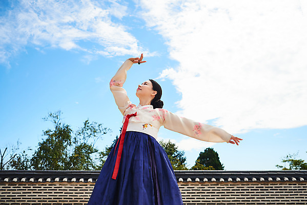 포토 JPG 주간 구름 전통 여자 명절 문화 예술 하늘 한옥 기와 한명 서기 사람 상반신 20대 성인 야외 앞모습 손들기 공연 한국인 세계문화유산 문화재 가을 춤 전통의상 한복 전통무용 한국무용 남한산성 수어장대 성인여자한명만 국내포토 자연요소 1 한국전통 계절 기념일 뷰포인트 고건축 모션 문화예술 동양인 이벤트 청년 궁전 경기도 여자한명만 성인여자만 파일형식