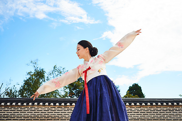 포토 JPG 주간 구름 전통 여자 명절 문화 예술 하늘 팔벌리기 한옥 기와 한명 서기 사람 상반신 20대 성인 야외 앞모습 공연 한국인 세계문화유산 문화재 가을 춤 전통의상 한복 전통무용 한국무용 남한산성 수어장대 성인여자한명만 국내포토 자연요소 1 한국전통 계절 기념일 뷰포인트 고건축 모션 문화예술 동양인 이벤트 청년 궁전 경기도 여자한명만 성인여자만 파일형식