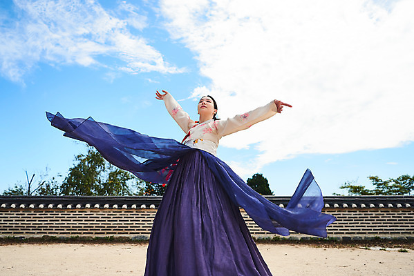 포토 JPG 주간 전신 구름 전통 여자 명절 문화 예술 하늘 팔벌리기 한옥 기와 한명 서기 사람 20대 성인 야외 앞모습 공연 한국인 세계문화유산 문화재 가을 춤 전통의상 한복 전통무용 한국무용 남한산성 수어장대 성인여자한명만 국내포토 자연요소 1 한국전통 계절 기념일 뷰포인트 고건축 모션 문화예술 동양인 이벤트 청년 궁전 경기도 여자한명만 성인여자만 파일형식