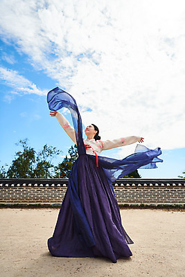 포토 JPG 주간 전신 구름 전통 여자 명절 문화 예술 하늘 팔벌리기 한옥 기와 한명 서기 사람 20대 성인 야외 앞모습 공연 한국인 세계문화유산 문화재 가을 춤 전통의상 한복 전통무용 한국무용 남한산성 수어장대 성인여자한명만 국내포토 자연요소 1 한국전통 계절 기념일 뷰포인트 고건축 모션 문화예술 동양인 이벤트 청년 궁전 경기도 여자한명만 성인여자만 파일형식