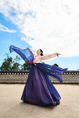 포토 JPG 주간 전신 구름 전통 여자 명절 문화 예술 하늘 팔벌리기 한옥 기와 한명 서기 사람 20대 성인 야외 앞모습 공연 한국인 세계문화유산 문화재 가을 춤 전통의상 한복 전통무용 한국무용 남한산성 수어장대 성인여자한명만 국내포토 자연요소 1 한국전통 계절 기념일 뷰포인트 고건축 모션 문화예술 동양인 이벤트 청년 궁전 경기도 여자한명만 성인여자만 파일형식