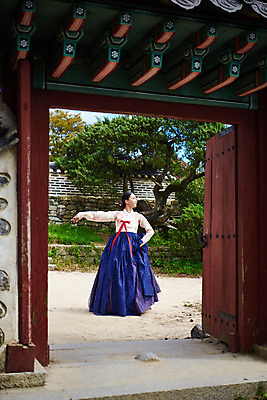 포토 JPG 주간 전신 전통 여자 명절 문화 예술 한옥 기와 한명 서기 사람 20대 성인 야외 앞모습 손들기 공연 한국인 세계문화유산 문화재 가을 춤 전통의상 한복 전통무용 한국무용 남한산성 수어장대 성인여자한명만 국내포토 자연요소 1 한국전통 계절 기념일 뷰포인트 고건축 모션 문화예술 동양인 이벤트 청년 궁전 경기도 여자한명만 성인여자만 파일형식