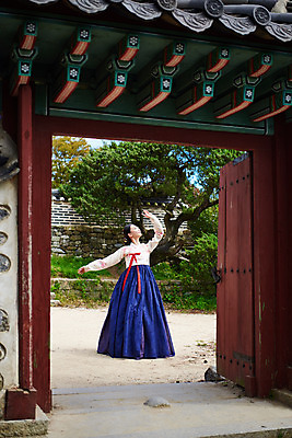 포토 JPG 주간 전신 전통 여자 명절 문화 예술 한옥 기와 한명 서기 사람 20대 성인 야외 앞모습 손들기 공연 한국인 세계문화유산 문화재 가을 춤 전통의상 한복 전통무용 한국무용 남한산성 수어장대 성인여자한명만 국내포토 자연요소 1 한국전통 계절 기념일 뷰포인트 고건축 모션 문화예술 동양인 이벤트 청년 궁전 경기도 여자한명만 성인여자만 파일형식