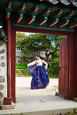 포토 JPG 주간 전신 전통 여자 명절 문화 예술 한옥 기와 한명 서기 사람 20대 성인 야외 앞모습 공연 한국인 세계문화유산 문화재 가을 춤 잡기 전통의상 한복 전통무용 한국무용 남한산성 수어장대 성인여자한명만 국내포토 자연요소 1 한국전통 계절 기념일 뷰포인트 고건축 모션 문화예술 동양인 이벤트 청년 궁전 경기도 여자한명만 성인여자만 파일형식