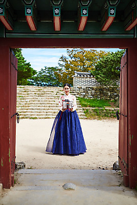 포토 JPG 주간 전신 전통 여자 명절 문화 예술 한옥 기와 한명 서기 들기 사람 20대 성인 야외 앞모습 선물상자 공연 한국인 세계문화유산 문화재 가을 춤 전통의상 한복 전통무용 한국무용 남한산성 수어장대 성인여자한명만 국내포토 자연요소 1 한국전통 계절 기념일 뷰포인트 고건축 모션 문화예술 선물 동양인 이벤트 청년 상자 궁전 경기도 여자한명만 성인여자만 파일형식