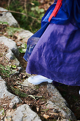 포토 JPG 주간 전통 여자 명절 문화 예술 발 한옥 기와 한명 서기 사람 20대 성인 야외 계단 공연 한국인 세계문화유산 문화재 하반신 가을 춤 전통의상 한복 전통무용 오르기 한국무용 남한산성 수어장대 성인여자한명만 국내포토 자연요소 1 한국전통 계절 기념일 고건축 모션 문화예술 동양인 이벤트 청년 신체부위 궁전 경기도 여자한명만 성인여자만 파일형식