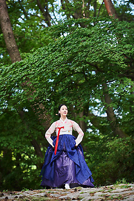 포토 JPG 주간 전신 전통 여자 명절 문화 예술 한옥 기와 한명 서기 사람 20대 성인 야외 앞모습 계단 공연 한국인 세계문화유산 문화재 가을 춤 잡기 전통의상 한복 전통무용 오르기 한국무용 남한산성 수어장대 성인여자한명만 국내포토 자연요소 1 한국전통 계절 기념일 뷰포인트 고건축 모션 문화예술 동양인 이벤트 청년 궁전 경기도 여자한명만 성인여자만 파일형식