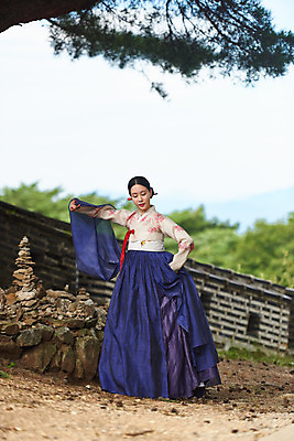 포토 JPG 주간 전신 전통 여자 명절 문화 예술 팔벌리기 한옥 기와 한명 서기 사람 20대 성인 야외 앞모습 공연 한국인 세계문화유산 문화재 가을 춤 전통의상 한복 전통무용 한국무용 남한산성 수어장대 성인여자한명만 국내포토 자연요소 1 한국전통 계절 기념일 뷰포인트 고건축 모션 문화예술 동양인 이벤트 청년 궁전 경기도 여자한명만 성인여자만 파일형식