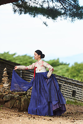 포토 JPG 주간 전신 전통 여자 명절 문화 예술 팔벌리기 한옥 기와 한명 서기 사람 20대 성인 야외 옆모습 공연 한국인 세계문화유산 문화재 가을 춤 전통의상 한복 전통무용 한국무용 남한산성 수어장대 성인여자한명만 국내포토 자연요소 1 한국전통 계절 기념일 뷰포인트 고건축 모션 문화예술 동양인 이벤트 청년 궁전 경기도 여자한명만 성인여자만 파일형식