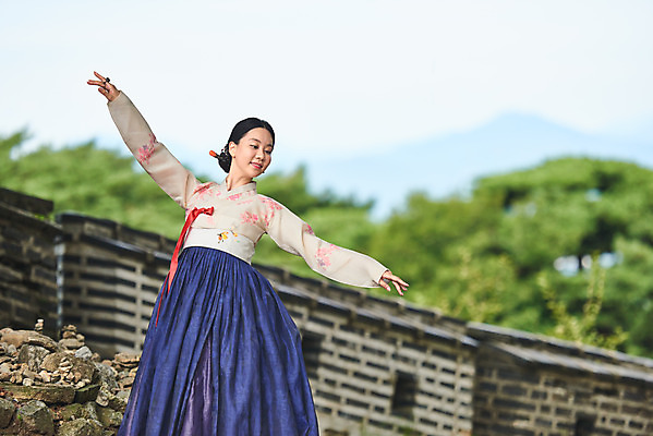 포토 JPG 주간 전통 여자 명절 문화 예술 팔벌리기 한옥 기와 한명 서기 사람 상반신 20대 성인 야외 앞모습 공연 한국인 세계문화유산 문화재 가을 춤 전통의상 한복 전통무용 한국무용 남한산성 수어장대 성인여자한명만 국내포토 자연요소 1 한국전통 계절 기념일 뷰포인트 고건축 모션 문화예술 동양인 이벤트 청년 궁전 경기도 여자한명만 성인여자만 파일형식