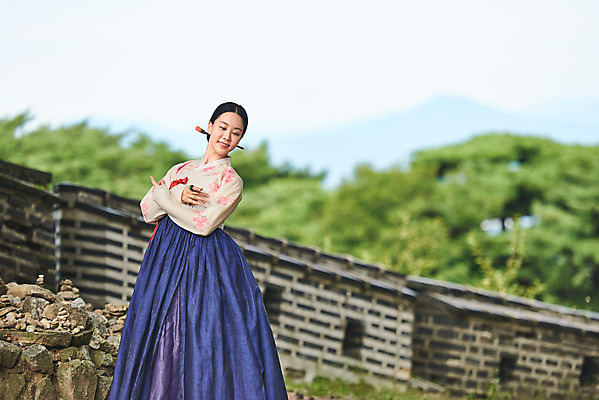 포토 JPG 주간 전통 여자 명절 문화 예술 한옥 기와 한명 서기 사람 상반신 20대 성인 야외 앞모습 공연 한국인 세계문화유산 문화재 가을 춤 전통의상 한복 전통무용 한국무용 남한산성 수어장대 성인여자한명만 국내포토 자연요소 1 한국전통 계절 기념일 뷰포인트 고건축 모션 문화예술 동양인 이벤트 청년 궁전 경기도 여자한명만 성인여자만 파일형식