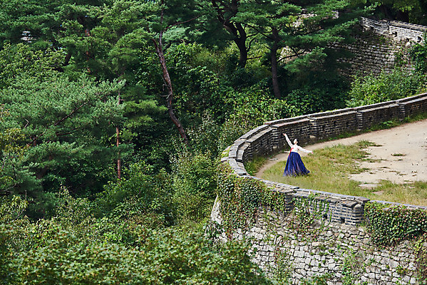 포토 JPG 주간 전신 명절 문화 예술 한옥 기와 한명 서기 사람 20대 성인 야외 앞모습 공연 한국인 세계문화유산 문화재 가을 춤 전통의상 한복 전통무용 성벽 한국무용 남한산성 수어장대 성인여자한명만 국내포토 자연요소 1 한국전통 전통 계절 기념일 뷰포인트 고건축 모션 문화예술 동양인 이벤트 청년 궁전 경기도 여자한명만 성인여자만 파일형식