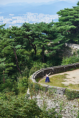포토 JPG 주간 전신 전통 여자 명절 문화 예술 팔벌리기 한옥 기와 한명 서기 사람 20대 성인 야외 앞모습 공연 한국인 세계문화유산 문화재 가을 춤 전통의상 한복 전통무용 성벽 한국무용 남한산성 수어장대 성인여자한명만 국내포토 자연요소 1 한국전통 계절 기념일 뷰포인트 고건축 모션 문화예술 동양인 이벤트 청년 궁전 경기도 여자한명만 성인여자만 파일형식