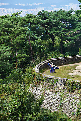 포토 JPG 주간 전신 나무 여자 명절 문화 예술 팔벌리기 한옥 기와 한명 서기 사람 20대 성인 야외 공연 한국인 세계문화유산 문화재 가을 춤 한복 전통무용 성벽 한국무용 남한산성 수어장대 성인여자한명만 국내포토 자연요소 식물 1 한국전통 전통 계절 기념일 고건축 모션 문화예술 동양인 이벤트 청년 궁전 전통의상 경기도 여자한명만 성인여자만 파일형식
