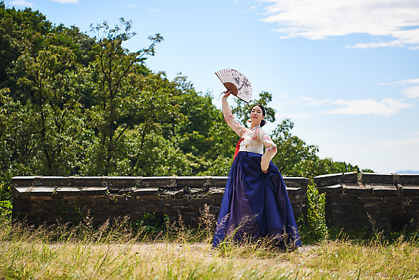 포토 JPG 주간 전신 구름 전통 여자 명절 문화 예술 하늘 한옥 기와 한명 서기 들기 사람 20대 성인 야외 옆모습 공연 한국인 세계문화유산 문화재 가을 춤 부채 전통의상 한복 전통무용 한국무용 남한산성 수어장대 성인여자한명만 국내포토 자연요소 1 한국전통 계절 기념일 뷰포인트 고건축 모션 문화예술 동양인 이벤트 청년 궁전 경기도 여자한명만 성인여자만 파일형식