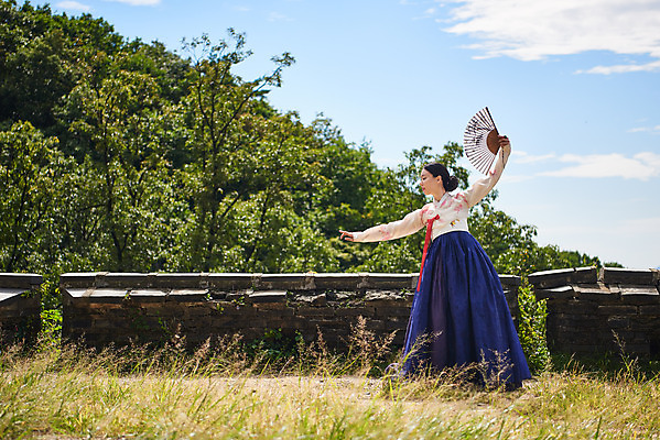 포토 JPG 주간 전신 구름 전통 여자 명절 문화 예술 하늘 팔벌리기 한옥 기와 한명 서기 들기 사람 20대 성인 야외 앞모습 공연 한국인 세계문화유산 문화재 가을 춤 부채 전통의상 한복 전통무용 한국무용 남한산성 수어장대 성인여자한명만 국내포토 자연요소 1 한국전통 계절 기념일 뷰포인트 고건축 모션 문화예술 동양인 이벤트 청년 궁전 경기도 여자한명만 성인여자만 파일형식