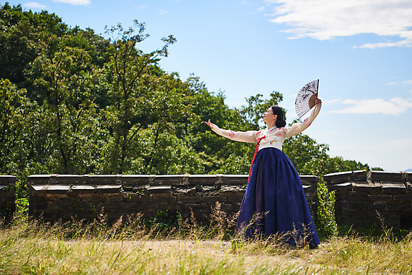 포토 JPG 주간 전신 구름 전통 여자 명절 문화 예술 하늘 팔벌리기 한옥 기와 한명 서기 들기 사람 20대 성인 야외 앞모습 공연 한국인 세계문화유산 문화재 가을 춤 부채 전통의상 한복 전통무용 한국무용 남한산성 수어장대 성인여자한명만 국내포토 자연요소 1 한국전통 계절 기념일 뷰포인트 고건축 모션 문화예술 동양인 이벤트 청년 궁전 경기도 여자한명만 성인여자만 파일형식