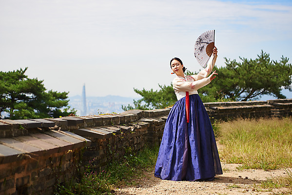 포토 JPG 주간 전신 전통 여자 명절 문화 예술 한옥 기와 한명 서기 들기 사람 20대 성인 야외 앞모습 공연 한국인 세계문화유산 문화재 가을 춤 부채 전통의상 한복 전통무용 한국무용 남한산성 수어장대 성인여자한명만 국내포토 자연요소 1 한국전통 계절 기념일 뷰포인트 고건축 모션 문화예술 동양인 이벤트 청년 궁전 경기도 여자한명만 성인여자만 파일형식