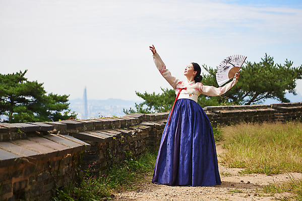 포토 JPG 주간 전신 전통 여자 명절 문화 예술 한옥 기와 한명 서기 들기 사람 20대 성인 야외 앞모습 손들기 공연 한국인 세계문화유산 문화재 가을 춤 부채 전통의상 한복 전통무용 한국무용 남한산성 수어장대 성인여자한명만 국내포토 자연요소 1 한국전통 계절 기념일 뷰포인트 고건축 모션 문화예술 동양인 이벤트 청년 궁전 경기도 여자한명만 성인여자만 파일형식