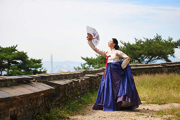 포토 JPG 주간 전신 전통 여자 명절 문화 예술 한옥 기와 한명 서기 들기 사람 20대 성인 야외 앞모습 공연 한국인 세계문화유산 문화재 가을 춤 부채 전통의상 한복 전통무용 한국무용 남한산성 수어장대 성인여자한명만 국내포토 자연요소 1 한국전통 계절 기념일 뷰포인트 고건축 모션 문화예술 동양인 이벤트 청년 궁전 경기도 여자한명만 성인여자만 파일형식