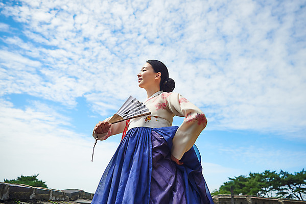 포토 JPG 주간 구름 전통 여자 명절 문화 예술 하늘 한옥 기와 한명 서기 들기 사람 상반신 20대 성인 야외 옆모습 공연 한국인 세계문화유산 문화재 가을 춤 부채 전통의상 한복 전통무용 한국무용 남한산성 수어장대 성인여자한명만 국내포토 자연요소 1 한국전통 계절 기념일 뷰포인트 고건축 모션 문화예술 동양인 이벤트 청년 궁전 경기도 여자한명만 성인여자만 파일형식