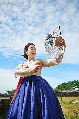 포토 JPG 주간 구름 전통 여자 명절 문화 예술 하늘 한옥 기와 한명 서기 들기 사람 상반신 20대 성인 야외 앞모습 공연 한국인 세계문화유산 문화재 가을 춤 부채 전통의상 한복 전통무용 한국무용 남한산성 수어장대 성인여자한명만 국내포토 자연요소 1 한국전통 계절 기념일 뷰포인트 고건축 모션 문화예술 동양인 이벤트 청년 궁전 경기도 여자한명만 성인여자만 파일형식