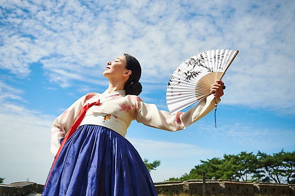 포토 JPG 주간 구름 전통 여자 명절 문화 예술 하늘 한옥 기와 한명 서기 들기 사람 상반신 20대 성인 야외 앞모습 공연 한국인 세계문화유산 문화재 가을 춤 부채 전통의상 한복 전통무용 한국무용 남한산성 수어장대 성인여자한명만 국내포토 자연요소 1 한국전통 계절 기념일 뷰포인트 고건축 모션 문화예술 동양인 이벤트 청년 궁전 경기도 여자한명만 성인여자만 파일형식