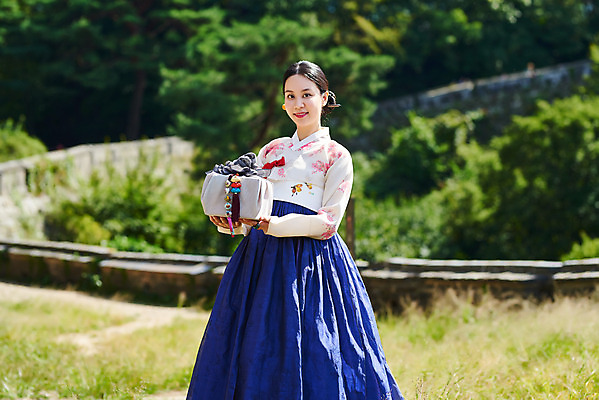 포토 JPG 주간 전통 여자 명절 문화 예술 한옥 기와 한명 서기 들기 사람 상반신 20대 성인 야외 앞모습 선물상자 공연 한국인 세계문화유산 문화재 가을 춤 전통의상 한복 전통무용 한국무용 남한산성 수어장대 성인여자한명만 국내포토 자연요소 1 한국전통 계절 기념일 뷰포인트 고건축 모션 문화예술 선물 동양인 이벤트 청년 상자 궁전 경기도 여자한명만 성인여자만 파일형식