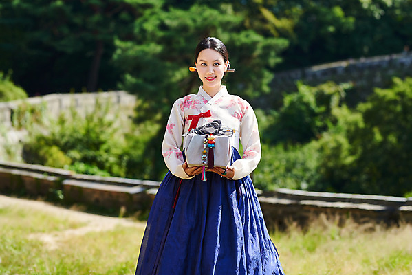 포토 JPG 주간 전통 여자 명절 문화 예술 한옥 기와 한명 서기 들기 사람 상반신 20대 성인 야외 앞모습 선물상자 공연 한국인 세계문화유산 문화재 가을 춤 전통의상 한복 전통무용 한국무용 남한산성 수어장대 성인여자한명만 국내포토 자연요소 1 한국전통 계절 기념일 뷰포인트 고건축 모션 문화예술 선물 동양인 이벤트 청년 상자 궁전 경기도 여자한명만 성인여자만 파일형식