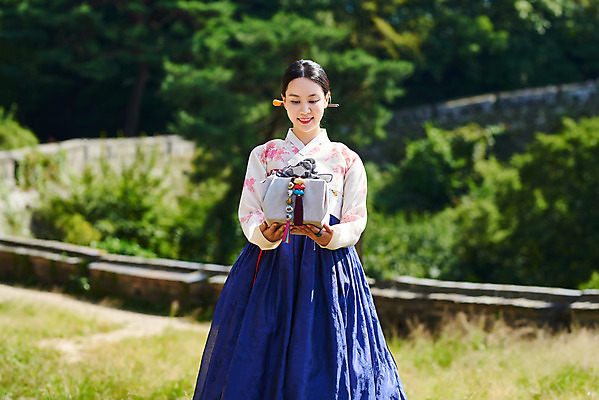 포토 JPG 주간 전통 응시 여자 명절 문화 예술 한옥 기와 한명 서기 들기 사람 상반신 20대 성인 야외 앞모습 선물상자 공연 한국인 세계문화유산 문화재 가을 춤 전통의상 한복 전통무용 한국무용 남한산성 수어장대 성인여자한명만 국내포토 자연요소 1 한국전통 시선 계절 기념일 뷰포인트 고건축 모션 문화예술 선물 동양인 이벤트 청년 상자 궁전 경기도 여자한명만 성인여자만 파일형식