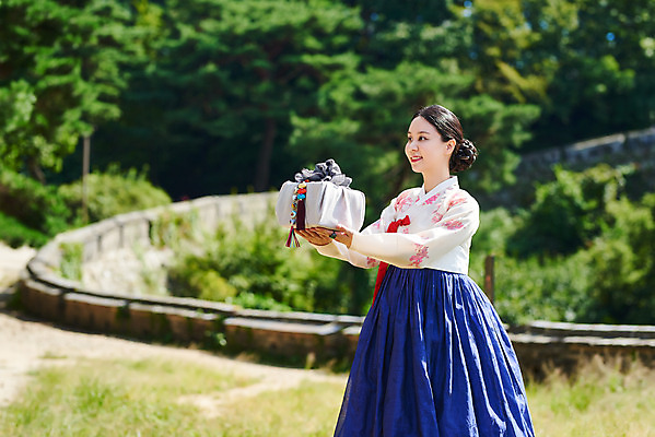 포토 JPG 주간 전통 여자 명절 문화 예술 한옥 기와 한명 서기 들기 사람 상반신 20대 성인 야외 옆모습 선물상자 공연 한국인 세계문화유산 문화재 가을 춤 전통의상 한복 주기 전통무용 한국무용 남한산성 수어장대 성인여자한명만 국내포토 자연요소 1 한국전통 계절 기념일 뷰포인트 고건축 모션 문화예술 선물 동양인 이벤트 청년 상자 궁전 경기도 여자한명만 성인여자만 파일형식