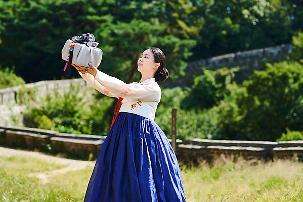 포토 JPG 주간 전통 여자 명절 문화 예술 한옥 기와 한명 서기 들기 사람 상반신 20대 성인 야외 옆모습 선물상자 공연 한국인 세계문화유산 문화재 가을 춤 전통의상 한복 전통무용 한국무용 남한산성 수어장대 성인여자한명만 국내포토 자연요소 1 한국전통 계절 기념일 뷰포인트 고건축 모션 문화예술 선물 동양인 이벤트 청년 상자 궁전 경기도 여자한명만 성인여자만 파일형식