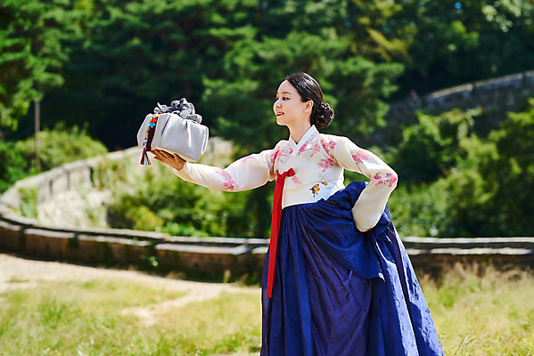 포토 JPG 주간 전통 여자 명절 문화 예술 한옥 기와 한명 서기 들기 사람 상반신 20대 성인 야외 옆모습 선물상자 공연 한국인 세계문화유산 문화재 가을 춤 전통의상 한복 전통무용 한국무용 남한산성 수어장대 성인여자한명만 국내포토 자연요소 1 한국전통 계절 기념일 뷰포인트 고건축 모션 문화예술 선물 동양인 이벤트 청년 상자 궁전 경기도 여자한명만 성인여자만 파일형식