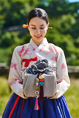 포토 JPG 주간 전통 여자 명절 문화 예술 한옥 기와 한명 서기 들기 사람 상반신 20대 성인 야외 앞모습 선물상자 공연 한국인 세계문화유산 문화재 가을 춤 전통의상 한복 전통무용 한국무용 남한산성 수어장대 성인여자한명만 국내포토 자연요소 1 한국전통 계절 기념일 뷰포인트 고건축 모션 문화예술 선물 동양인 이벤트 청년 상자 궁전 경기도 여자한명만 성인여자만 파일형식