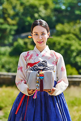 포토 JPG 주간 전통 여자 명절 문화 예술 한옥 기와 한명 서기 들기 사람 상반신 20대 성인 야외 앞모습 선물상자 공연 한국인 세계문화유산 문화재 가을 춤 전통의상 한복 전통무용 한국무용 남한산성 수어장대 성인여자한명만 국내포토 자연요소 1 한국전통 계절 기념일 뷰포인트 고건축 모션 문화예술 선물 동양인 이벤트 청년 상자 궁전 경기도 여자한명만 성인여자만 파일형식