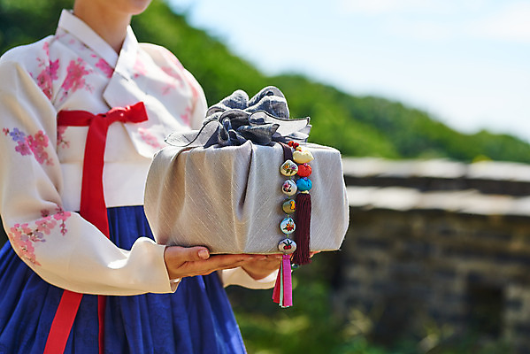 포토 JPG 주간 전통 여자 명절 문화 예술 한옥 기와 한명 서기 들기 사람 상반신 20대 성인 야외 옆모습 선물상자 공연 한국인 세계문화유산 문화재 가을 춤 전통의상 한복 전통무용 한국무용 남한산성 수어장대 성인여자한명만 국내포토 자연요소 1 한국전통 계절 기념일 뷰포인트 고건축 모션 문화예술 선물 동양인 이벤트 청년 상자 궁전 경기도 여자한명만 성인여자만 파일형식