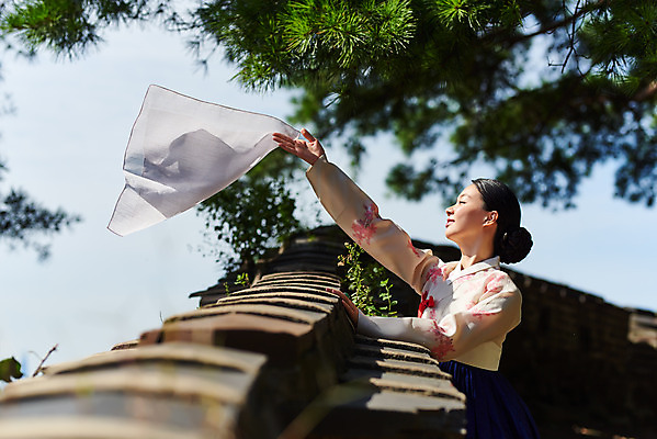 포토 JPG 주간 전통 여자 명절 문화 예술 날리기 한옥 기와 한명 서기 들기 사람 상반신 20대 성인 야외 옆모습 공연 한국인 세계문화유산 문화재 가을 흰색 춤 직물 전통의상 한복 전통무용 한국무용 남한산성 수어장대 성인여자한명만 국내포토 자연요소 1 한국전통 계절 기념일 뷰포인트 컬러 고건축 모션 문화예술 동양인 이벤트 청년 궁전 경기도 여자한명만 성인여자만 파일형식