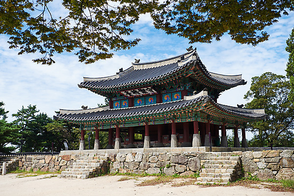 포토 JPG 주간 구름 한국전통 하늘 기와 풍경 사람없음 야외 세계문화유산 문화재 가을 남한산성 수어장대 국내포토 자연요소 전통 계절 한국 궁전 경기도 파일형식