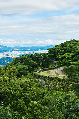 포토 JPG 주간 나무 구름 한국전통 하늘 풍경 사람없음 야외 세계문화유산 문화재 가을 성벽 남한산성 수어장대 국내포토 자연요소 식물 전통 계절 한국 궁전 경기도 파일형식