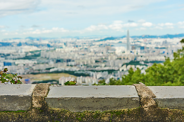 포토 JPG 주간 구름 한국전통 하늘 풍경 사람없음 야외 담장 세계문화유산 문화재 가을 성벽 남한산성 수어장대 국내포토 자연요소 전통 계절 한국 궁전 경기도 파일형식